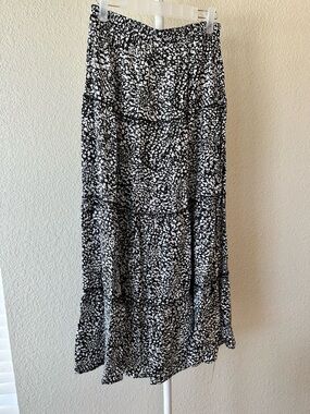 Japna black and white print tiered ruffle maxi skirt size medium